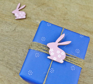 Geschenkpapier, Blaudruck auf Papier, Blüte Muster, Geschenk mit Osterhase, im Shop jajo.de kaufen. Packpapier