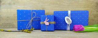 Geschenkpapier Blaudruck Muster, Blaudruck auf Papier, Geschenke verpacken, Blüten und Punkte, Geschenkpapier hier im Shop jajo.de kaufen