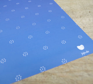 Nahaufnahme des blauen Geschenkpapier mit weißen Blüten, blau, Blütenmuster, Blaudruck