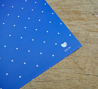 Geschenkpapier, Blaudruck auf Papier, Nahaufnahme, Punkte Muster, Polka Dot, im Shop jajo.de kaufen. Packpapier
